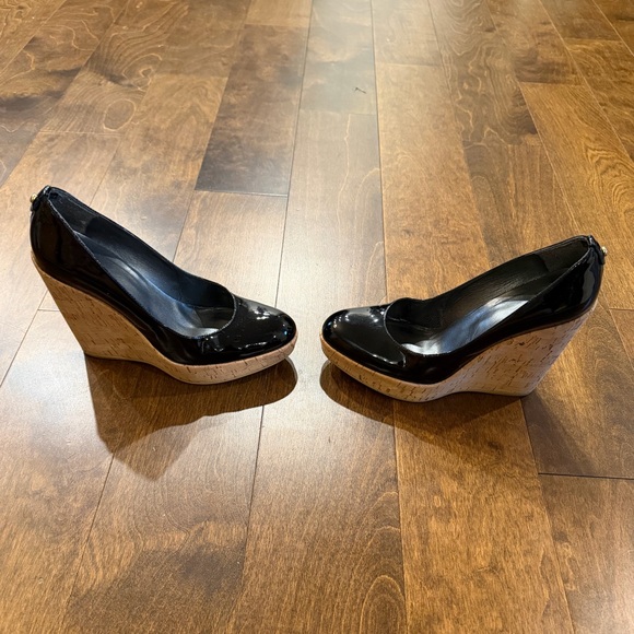 Stuart Weitzman Women's Corkswoon Wedge Pump, Black Patent, Size 8.5 M - Picture 4 of 11